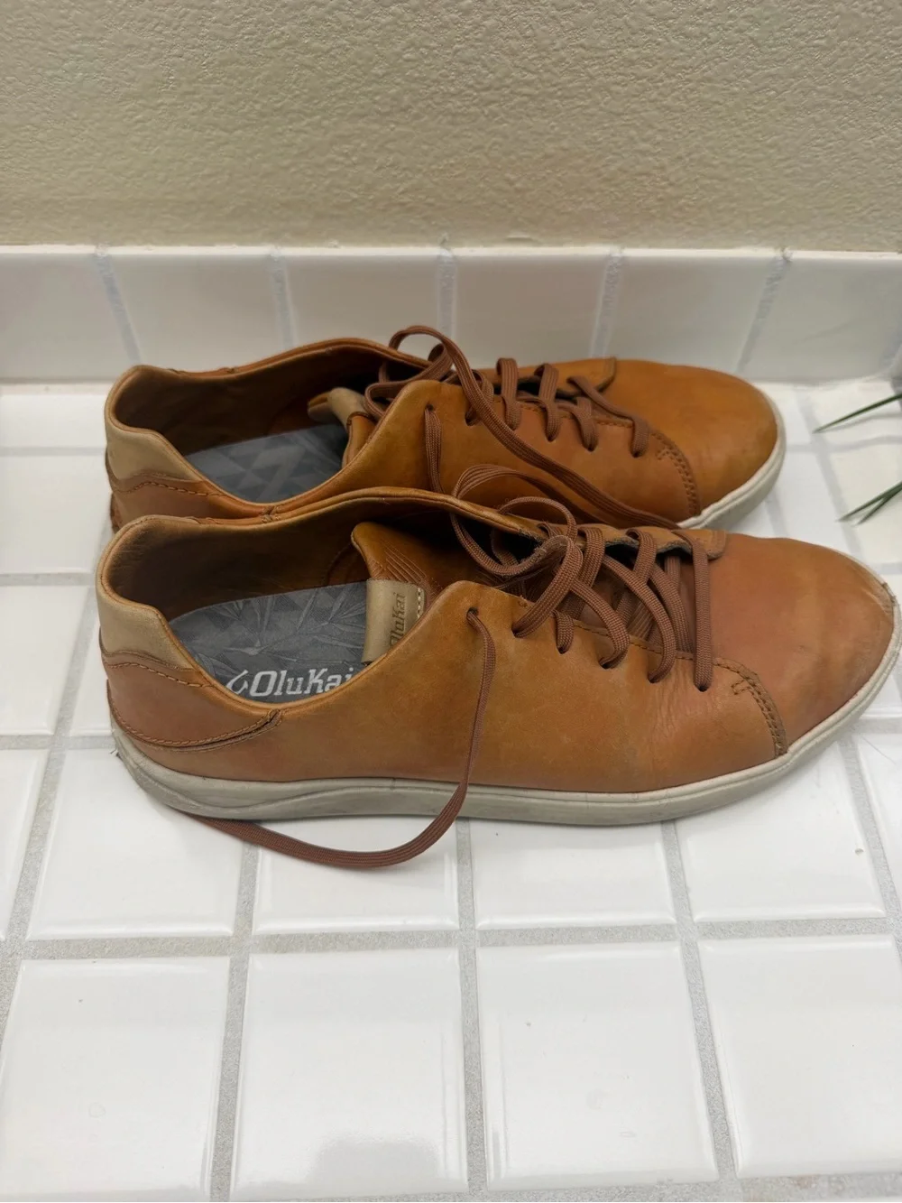 OluKai Lae’ahi Li ‘Ili Men’s Leather Sneakers – Size 9.5